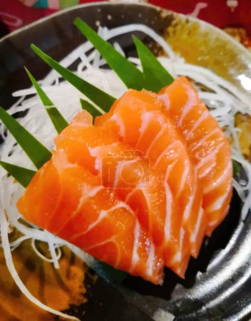 Téléchargez les photos : Saumon sashimi sur assiette, nourriture japonaise. - en image libre de droit