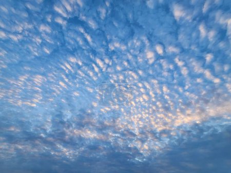 Téléchargez les photos : Nuages dans le ciel bleu au coucher du soleil comme fond abstrait. - en image libre de droit