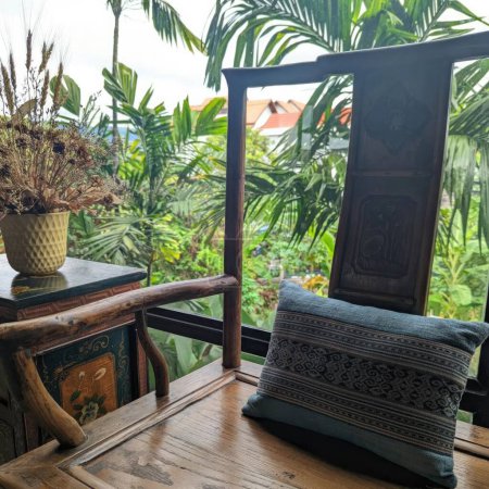 Téléchargez les photos : Coussin sur le balcon d'une maison sous les tropiques - en image libre de droit