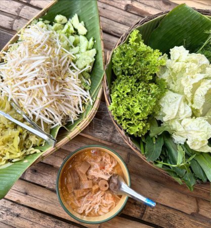 Téléchargez les photos : Nourriture thaïlandaise fraîche et saine avec légumes de jardin sur une table en bois - en image libre de droit