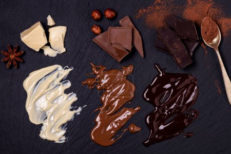 Téléchargez les photos : Trois types de chocolat solide et fondu, lait, blanc et noir. Vue d'en haut - en image libre de droit