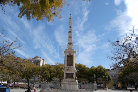 Téléchargez les photos : Obélisque monument à Torrijos place Merced une journée ensoleillée, Malaga, Espagne - en image libre de droit