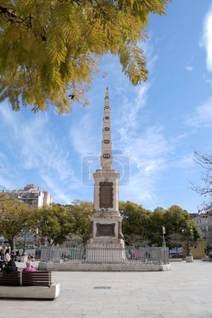 Téléchargez les photos : Obélisque monument à Torrijos place Merced une journée ensoleillée, Malaga, Espagne - en image libre de droit