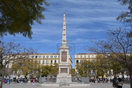 Téléchargez les photos : Place Merced avec obélisque monument à Torrijos, Malaga, Espagne - en image libre de droit