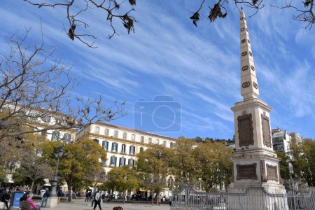 Téléchargez les photos : Place Merced avec obélisque monument à Torrijos une journée ensoleillée, Malaga, Espagne - en image libre de droit