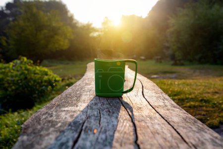 Foto de Tourist cup of coffee in the morning forest. - Imagen libre de derechos