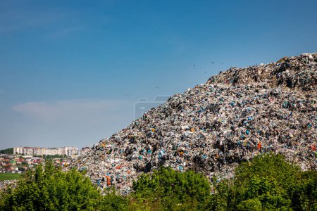 Téléchargez les photos : Dépôt d'ordures à l'extérieur de la ville en plein air - en image libre de droit