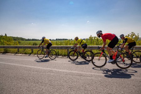 Foto de Kiev. Ucrania. 19 de agosto. Ciclistas en la carretera participan en una carrera ciclista de 100 kilómetros. - Imagen libre de derechos