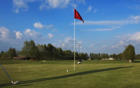 Téléchargez les photos : Terrain de golf avec drapeau et balle ... - en image libre de droit
