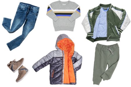 Collage-Set von Jungen Frühling Winterkleidung isoliert. Männliche Kinderbekleidung Kollektion. Kindermode-Outfit. Bunte stylische Jeans, Pullover, Hosen, Jacken, Stiefel tragen.