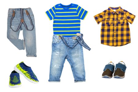 Collage-Set von Jungen Frühling Herbstkleidung isoliert. Männliche Kinderbekleidung Kollektion. Kindermode-Outfit. Bunte stylische Jeans, Pullover, Hosen, Hemden, Schuhe tragen.