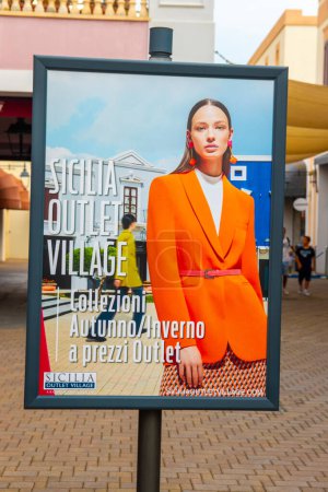 Téléchargez les photos : AGIRA, SICILY, Italie - 30 SEP 2023. Le centre commercial Sicilia Outlet Village près de la ville d'Agira est un aimant populaire pour les vacanciers et les habitants. Image de publicité. - en image libre de droit