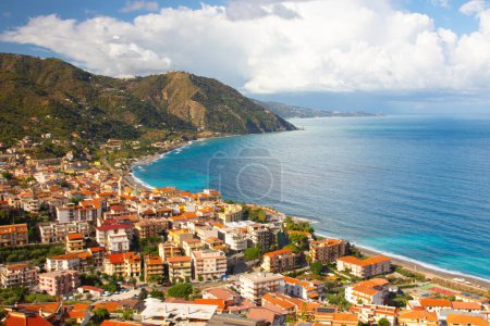 Téléchargez les photos : Gioiosa Marea, Sicile, Italie 25 Sep 2023. Vue panoramique sur la ville et la baie de Gioiosa Marea dans la province de Messine. - en image libre de droit