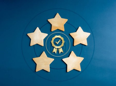 Téléchargez les photos : L'icône de récompense d'or entoure avec cinq étoiles en bois sur le symbole de cible sur fond bleu. Satisfaction, note client, évaluation, qualité, récompense, marketing d'entreprise, leadership et concepts de réussite. - en image libre de droit