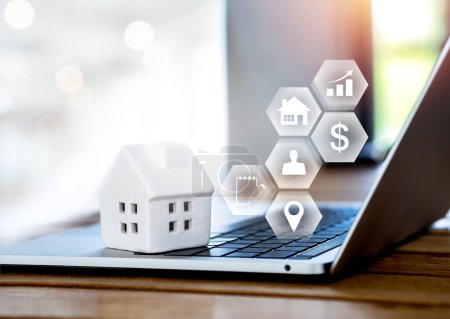 Immobilienwert, Eigenheiminvestitionen, Immobilien-Online-Markt und Immobilienauswahlkonzepte. Immobilienbewertungsdiagramm mit virtuellen Symbolen in der Nähe eines weißen Miniaturhauses auf einem Laptop mit Kopierplatz.