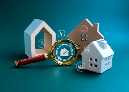 Haus-Online-Suche, Immobilienwert, Kauf und Verkauf von Eigenheimen, Immobilieninvestitionskonzepte. Haus und wertvolle Forschungssymbole in Lupe mit drei Haustypen auf blauem Hintergrund.
