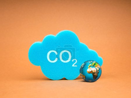 Reducir las emisiones de CO2, limitar el cambio climático, el calentamiento global, la reducción neta de la huella de dióxido de carbono cero, descarbonizar conceptos. texto, CO2 en esponja de nube azul con globo 3d sobre fondo de papel kraft.