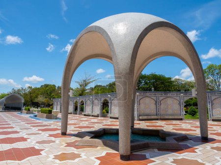 Gebogene Kuppel über dem Brunnen vor der Jame 'Asr Hassanil Bolkiah Moschee, benannt nach dem 29. und aktuellen Sultan von Brunei in Bandar Seri Begawan, der Hauptstadt Bruneis Darussalam.