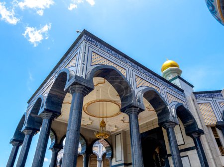 Die schöne Aussicht auf die Architektur der Jame 'Asr Hassanil Bolkiah Moschee, benannt nach Hassanal Bolkiah, dem 29. und aktuellen Sultan von Brunei in Bandar Seri Begawan, der Hauptstadt Bruneis Darussalam.