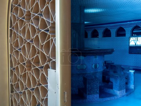 Salle d'ablution décorée avec des carreaux de mosaïque bleue, vue de la porte latérale de la mosquée Jame 'Asr Hassanil Bolkiah, nommée d'après le 29 et actuel sultan de Brunei à Bandar Seri Begawan, Brunei Darussalam.