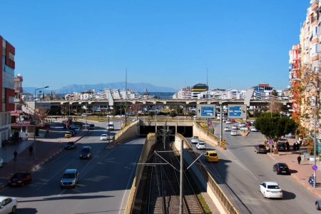 Foto de Antalya, Turquía - 11 de febrero de 2022: Vista de la intersección de Calli de Gazi Boulevard y Vatan Boulevard, la frontera entre los distritos de Muratpasha y Kepez de la ciudad - Imagen libre de derechos