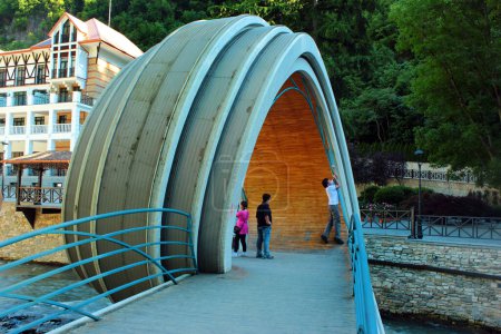 Téléchargez les photos : Borjomi, Géorgie - 13 juin 2016 : Mobius Loop Bridge ou Twirl Bridge sur la rivière Borjomula à Borjomi, une station balnéaire dans la région de Samtskhe Javakheti en Géorgie. - en image libre de droit
