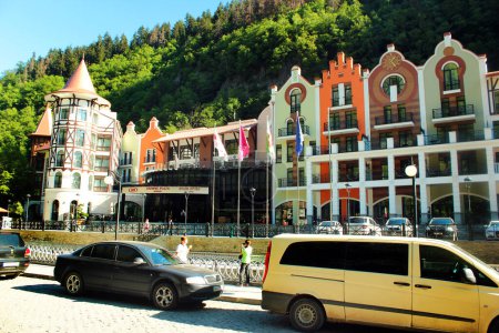 Téléchargez les photos : Borjomi, Géorgie - 13 juin 2016 : Vue de Crowne Plaza Borjomi Hotel House sur la rue Baratashvili et la rivière Borjomula à Borjomi, une ville de villégiature dans la région de Samtskhe Javakheti en Géorgie - en image libre de droit