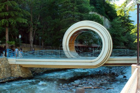 Téléchargez les photos : Borjomi, Géorgie - 13 juin 2016 : Mobius Loop Bridge ou Twirl Bridge sur la rivière Borjomula à Borjomi, une station balnéaire dans la région de Samtskhe Javakheti en Géorgie. - en image libre de droit