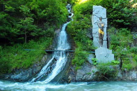 Foto de Borjomi, Georgia - 13 de junio de 2016: Monumento a Prometeo cerca de una cascada en Borjomi Park, Borjomi Georgia - Imagen libre de derechos