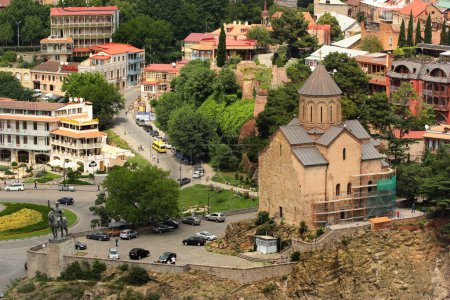 Foto de Tiflis, Georgia - 19 de junio de 2016: Iglesia Metekhi antigua y distrito histórico de Avlabari sobre el río Kura en Tiflis, Georgia - Imagen libre de derechos