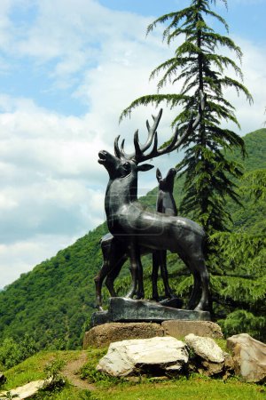 Foto de Pasanauri, Georgia - 19 de junio de 2016: Escultura de un ciervo cerca de la confluencia de los ríos Aragvi Blanco y Negro - Imagen libre de derechos