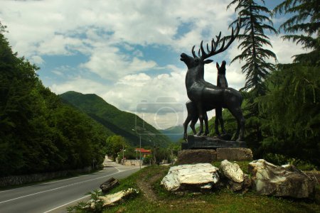 Foto de Pasanauri, Georgia - 19 de junio de 2016: Escultura de ciervos junto a la carretera cerca de la confluencia de los ríos Negro y Blanco Aragvi - Imagen libre de derechos