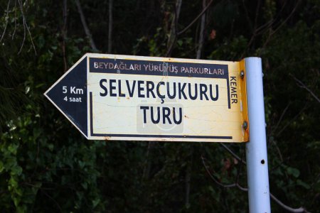 Foto de Kemer, Turquía - 6 de febrero de 2022: Señal de señalización en las afueras de Kemer. Selver Cukuru es un popular sendero de escalada en las montañas kust fuera de Kemer. - Imagen libre de derechos