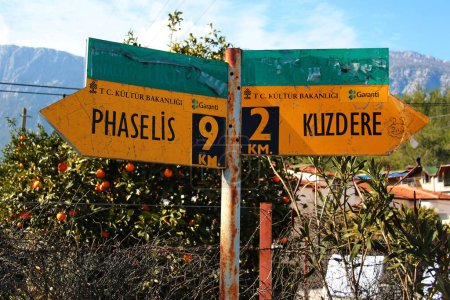 Foto de Kemer, Turquía - 6 de febrero de 2022: Señales turísticas en las afueras de Kemer, Turquía. Phaselis y Kuzdere son lugares populares para acampar al aire libre y senderismo en Lycian Way. - Imagen libre de derechos