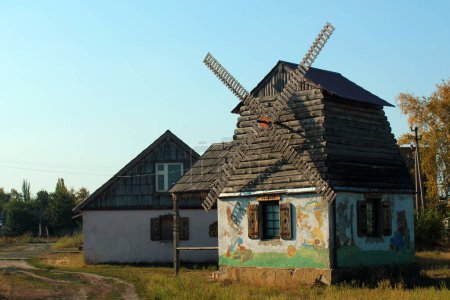 Téléchargez les photos : Martove, Ukraine - September 7, 2019: Traditional windmill in Martove village near Pechenihy Reservoir on Siverskiy Dinets river in Kharkiv region of Eastern Ukrain - en image libre de droit