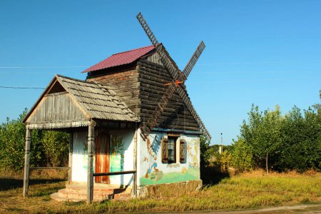 Téléchargez les photos : Martove, Ukraine - September 7, 2019: Traditional windmill in Martove village near Pechenihy Reservoir on Siverskiy Dinets river in Kharkiv region of Eastern Ukrain - en image libre de droit