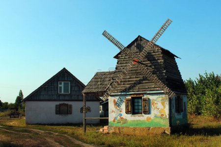 Téléchargez les photos : Martove, Ukraine - September 7, 2019: Traditional windmill in Martove village near Pechenihy Reservoir on Siverskiy Dinets river in Kharkiv region of Eastern Ukraine - en image libre de droit