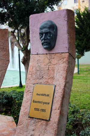 Foto de Antalya, Turkey - February 4, 2023: Monument to Onat Kutlar, a Turkish writer and poet, founder of the Turkish Sinematek and Istanbul International Film Festival. - Imagen libre de derechos
