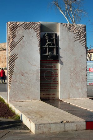 Téléchargez les photos : Antalya, Turkey - February 9, 2023: Nazim Hikmet in Prison, a sculpture by Mehmet Aksoy in Karaalioglu park near Kaleici Old Town of Antalya. - en image libre de droit