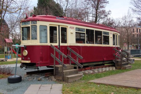 Téléchargez les photos : Reichenbach, Allemagne - 7 mars 2023 : Vieux tramway rétro dans Generationen Park dans le centre de Reichenbach-im-Vogtland, Saxe - en image libre de droit