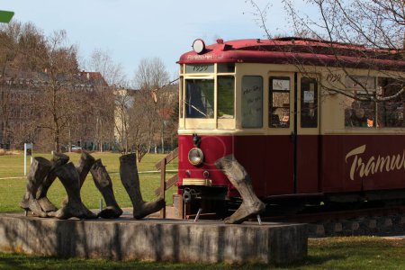 Foto de Reichenbach, Alemania - 17 de marzo de 2023: Antiguo tranvía retro en Generations Park en el centro de Reichenbach-im-Vogtland, Sajonia - Imagen libre de derechos