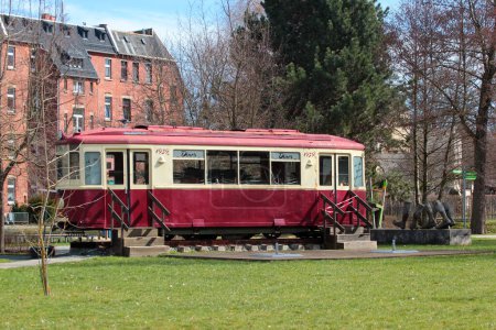 Téléchargez les photos : Reichenbach, Allemagne - 17 mars 2023 : Vieux tramway rétro dans le parc Generations dans le centre de Reichenbach-im-Vogtland, Saxe - en image libre de droit