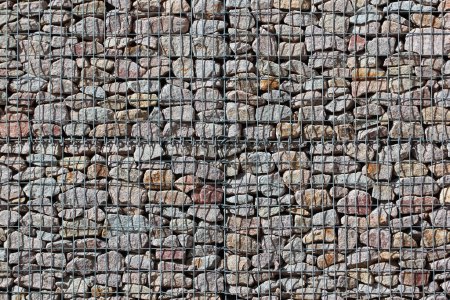 Téléchargez les photos : Gabion mur de clôture en treillis d'acier avec des pierres sur la rue allemande. Clôture en treillis métallique Gabion. - en image libre de droit