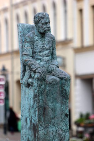 Téléchargez les photos : Plauen, Allemagne - 28 mars 2023 : Fontaine du roi Albert sur l'autel de Plauen, une sculpture de Norbert Marten, faisant référence à l'histoire allemande sur 100 ans (1907-2007) - en image libre de droit
