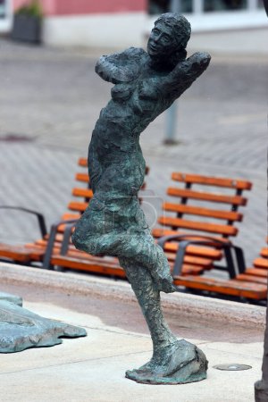 Téléchargez les photos : Plauen, Allemagne - 28 mars 2023 : Fontaine du roi Albert sur l'autel de Plauen, une sculpture de Norbert Marten, faisant référence à l'histoire allemande sur 100 ans (1907-2007) - en image libre de droit