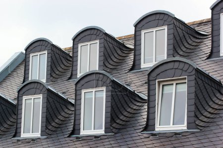 Téléchargez les photos : Fenêtres mansardées sur le toit d'un vieux bâtiment - en image libre de droit