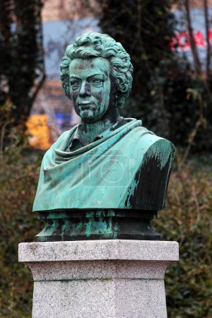 Foto de Plauen, Alemania - 28 de marzo de 2023: Monumento a Julius Mosen, poeta y autor alemán, ahora recordado principalmente por su poema patriótico Andreas-Hofer-Lied - Imagen libre de derechos