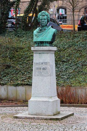 Foto de Plauen, Alemania - 28 de marzo de 2023: Monumento a Julius Mosen, poeta y autor alemán, ahora recordado principalmente por su poema patriótico Andreas-Hofer-Lie - Imagen libre de derechos