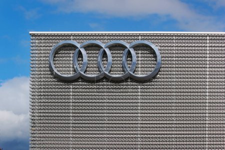 Foto de Plauen, Alemania - 28 de marzo de 2023: Audi Center Vogtland, miembro del Grupo Carl, una empresa familiar independiente y con raíces regionales en Vogtland. - Imagen libre de derechos