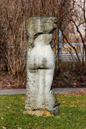Téléchargez les photos : Reichenbach, Allemagne - 17 mars 2023 : Sculptures dans le parc Generations, situé dans le centre de Reichenbach-im-Vogtland, Saxe - en image libre de droit